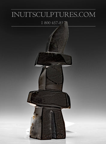 Inukshuk foncé 5" par Ningeosiak Ashoona