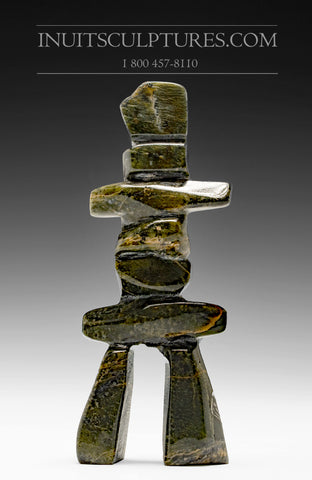 Inukshuk foncé 5" par Ningeosiak Ashoona